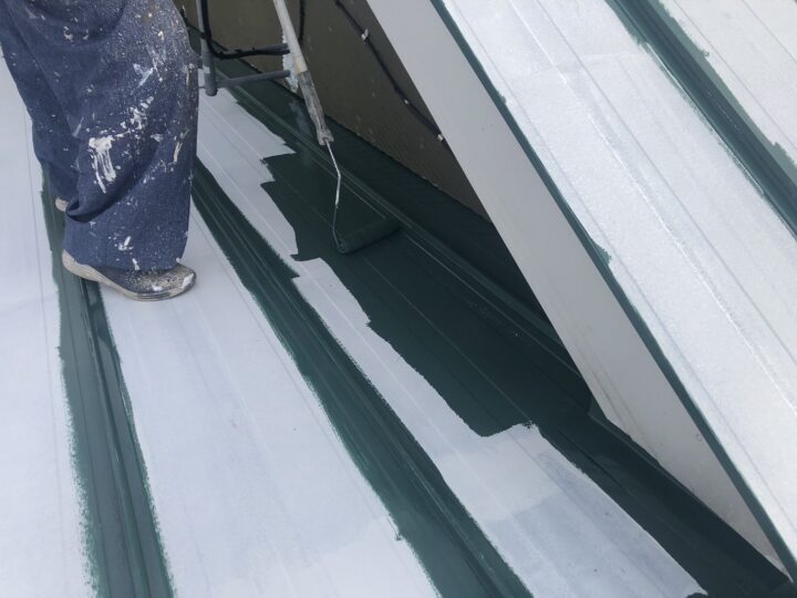 屋根塗装：シリコン樹脂塗料塗布１回目
